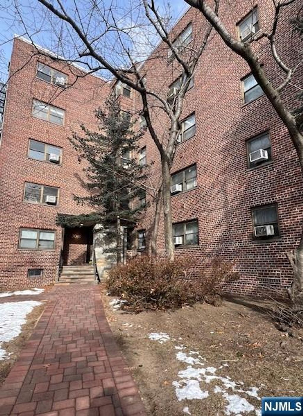 Photo of 3041 Edwin Avenue #4A, Fort Lee, NJ 07024 (MLS # 26003000)