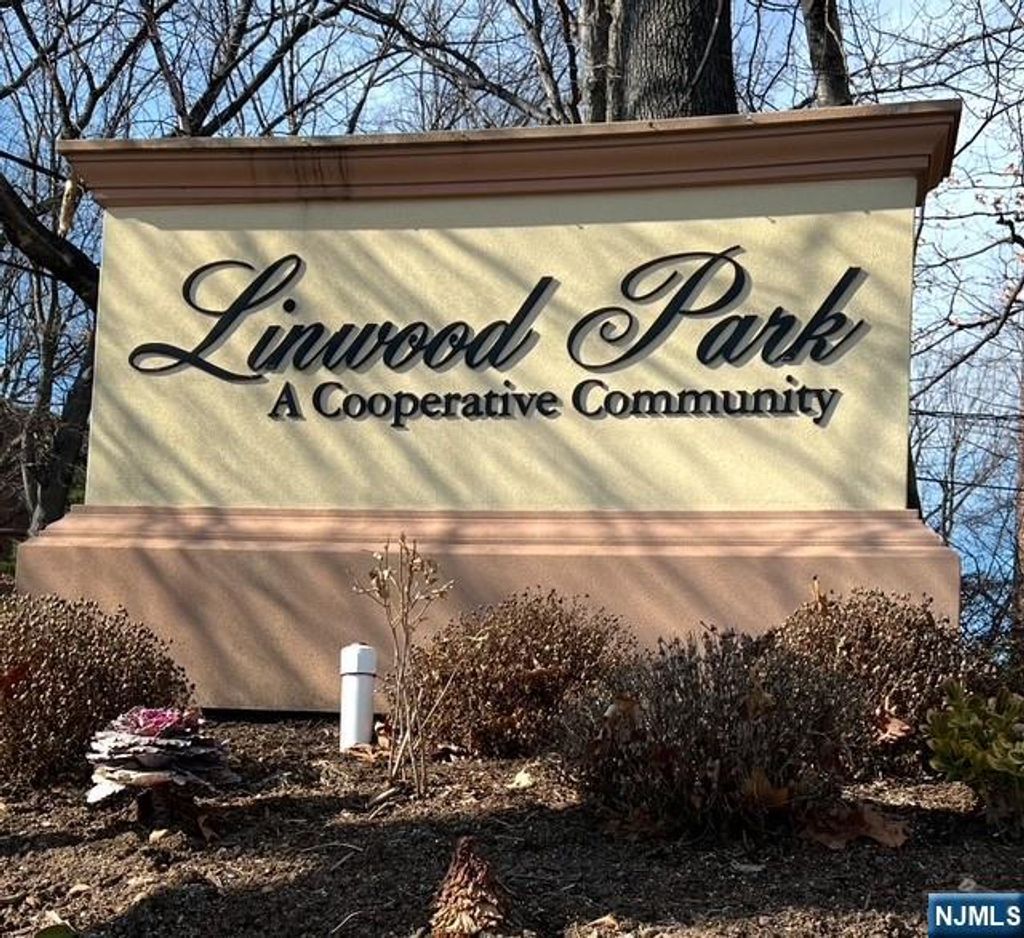 Photo of 3041 Edwin Avenue #4A, Fort Lee, NJ 07024 (MLS # 26003000)