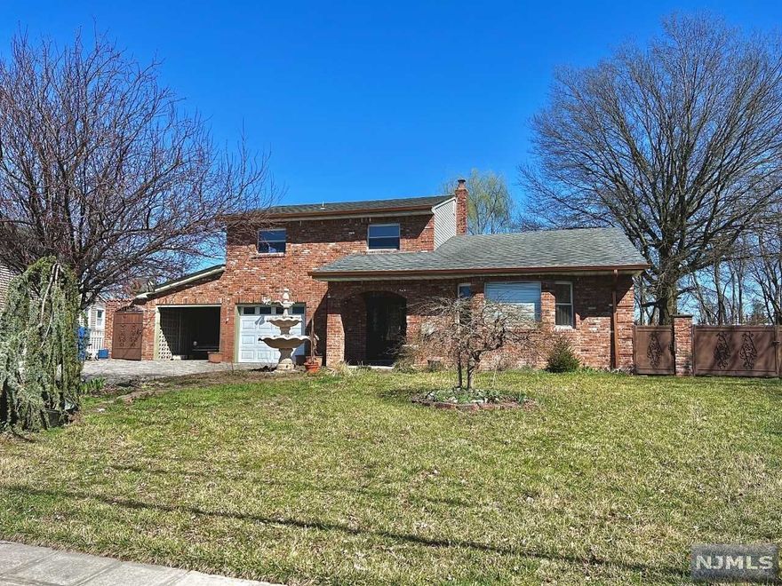 Here's your opportunity to live in the desirable Fords of Woodbrige! unpack your bags and enjoy what this community has to offer. This well maintained bi-level offers 3 Bedrooms, 2 Baths, eat-in Kitchen with granite & gleaming hardwood flrs throughout. The Kitchen leads to a stoned Patio. A spacious family room with access to the car garage and patio. All of this with the convenience to the all major highways, shopping malls and transportation is a bonus. Grammar school is a few short blocks and the middle school approx. 4m