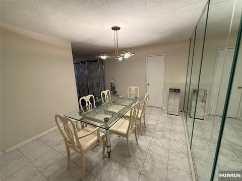 326 Bridge Plaza Unit 3E, Fort Lee, NJ 07024 - MLS#: 25004879