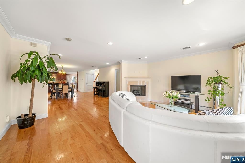 233 Knox Avenue C0001