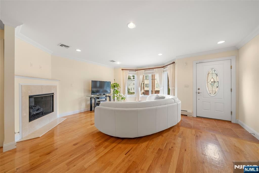 233 Knox Avenue C0001