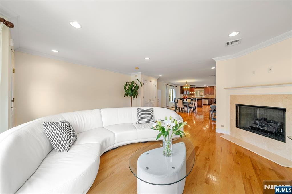 233 Knox Avenue C0001