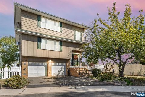 22 Acorn Road Secaucus NJ 07094