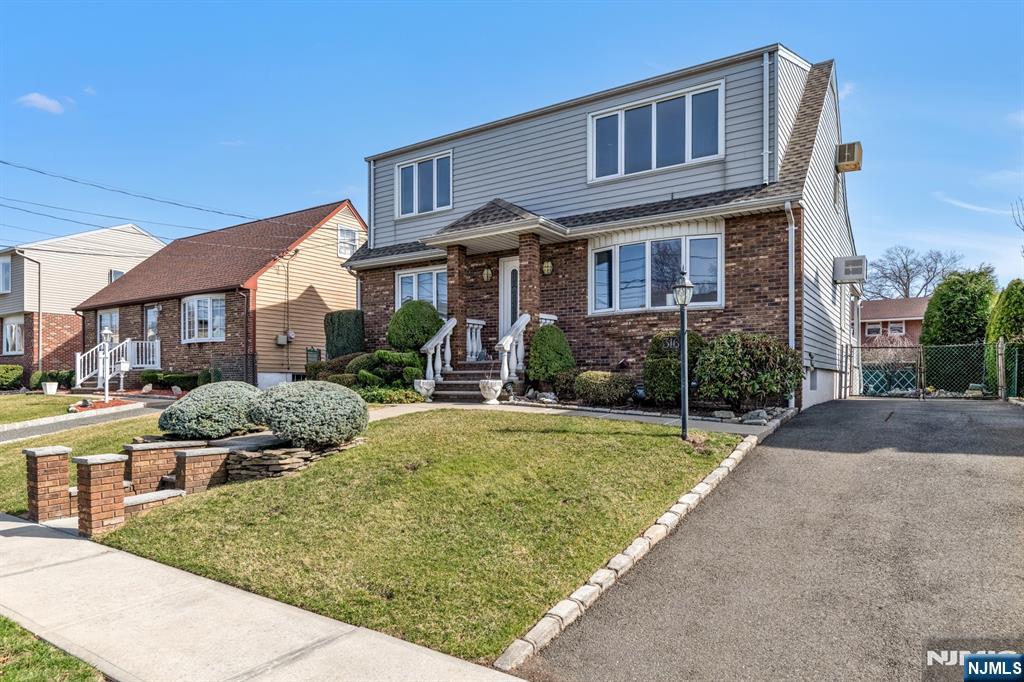 316 Kipp Ave 2, Elmwood Park, New Jersey - 2 Bedrooms  
1 Bathrooms  
5 Rooms - 