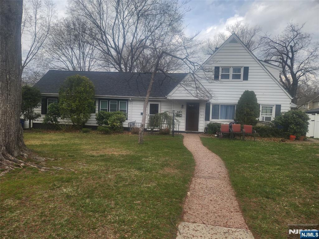 581 Kipp St, Teaneck, New Jersey - 2 Bedrooms  
1 Bathrooms  
4 Rooms - 