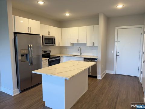 Photo of 1685 Bergen Blvd #612, Fort Lee, NJ 07024 (MLS # 25027490)