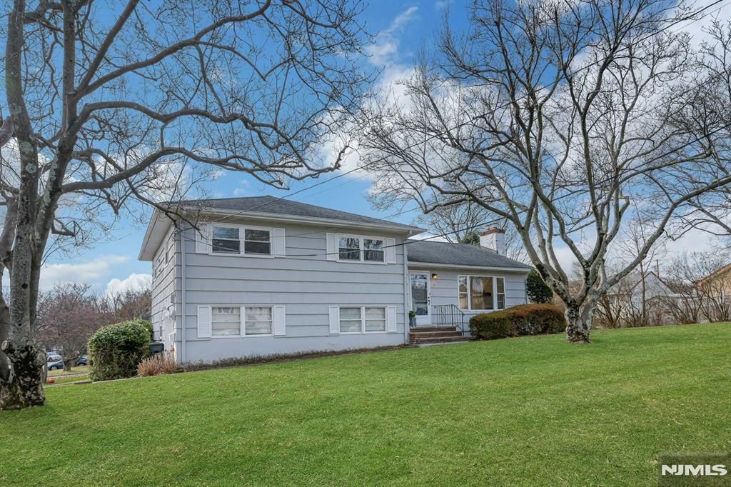 Photo of 6 Earnshaw Place, Clifton, NJ 07013 (MLS # 25042733)