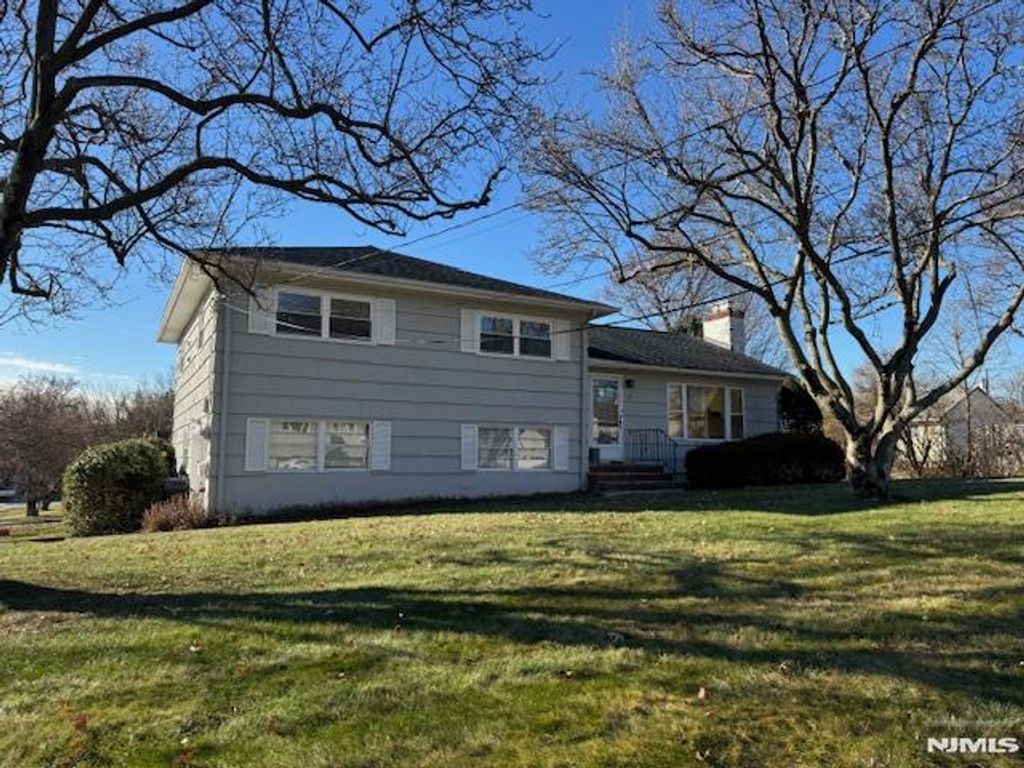 Photo of 6 Earnshaw Place, Clifton, NJ 07013 (MLS # 25042733)