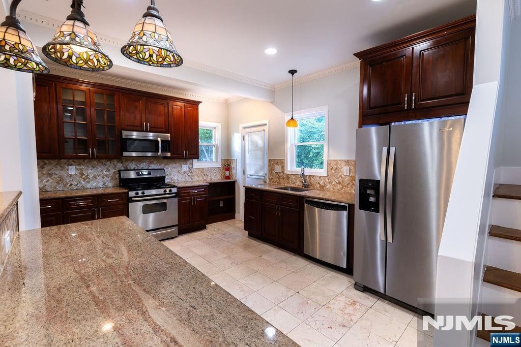 3 Hillside Avenue