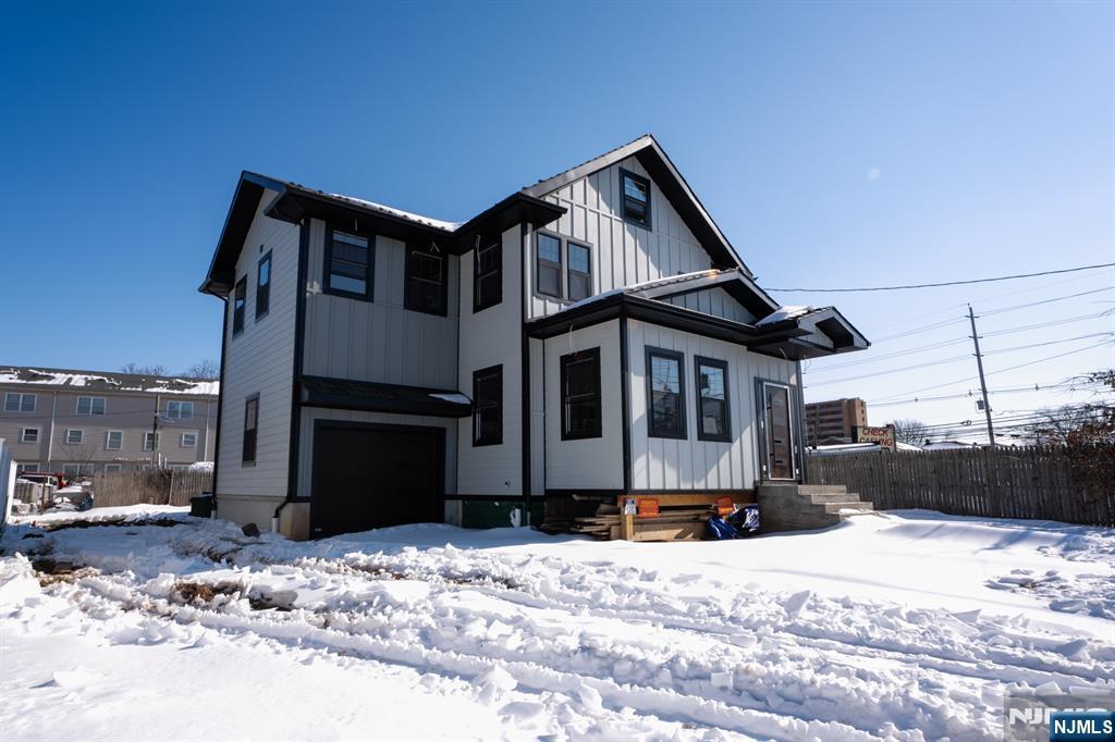 1123 Thompson Avenue