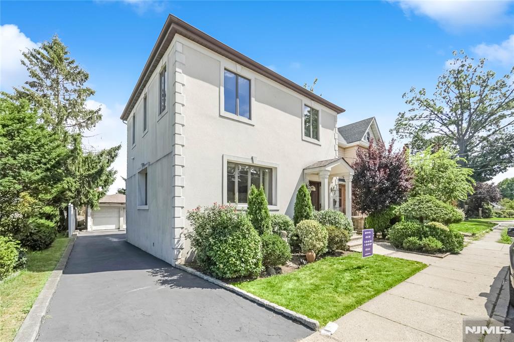 1098 Edgewood Lane