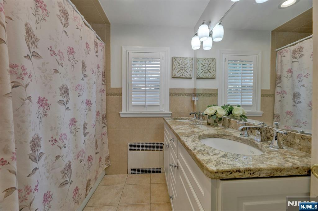 Hasbrouck Heights, New Jersey 07604, United States, 3 Bedrooms Bedrooms, ,2 BathroomsBathrooms,Residential,Active,166456