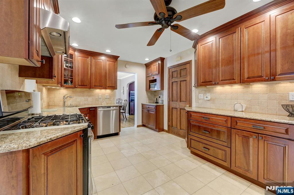 Hasbrouck Heights, New Jersey 07604, United States, 3 Bedrooms Bedrooms, ,2 BathroomsBathrooms,Residential,Active,166456