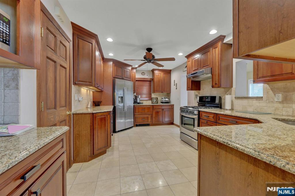 Hasbrouck Heights, New Jersey 07604, United States, 3 Bedrooms Bedrooms, ,2 BathroomsBathrooms,Residential,Active,166456