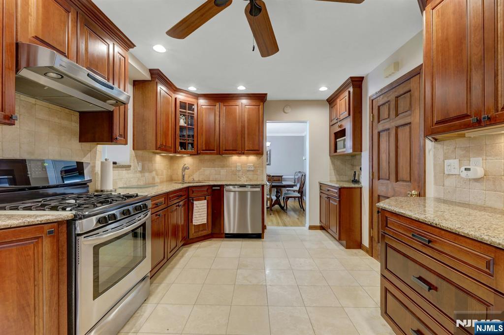 Hasbrouck Heights, New Jersey 07604, United States, 3 Bedrooms Bedrooms, ,2 BathroomsBathrooms,Residential,Active,166456