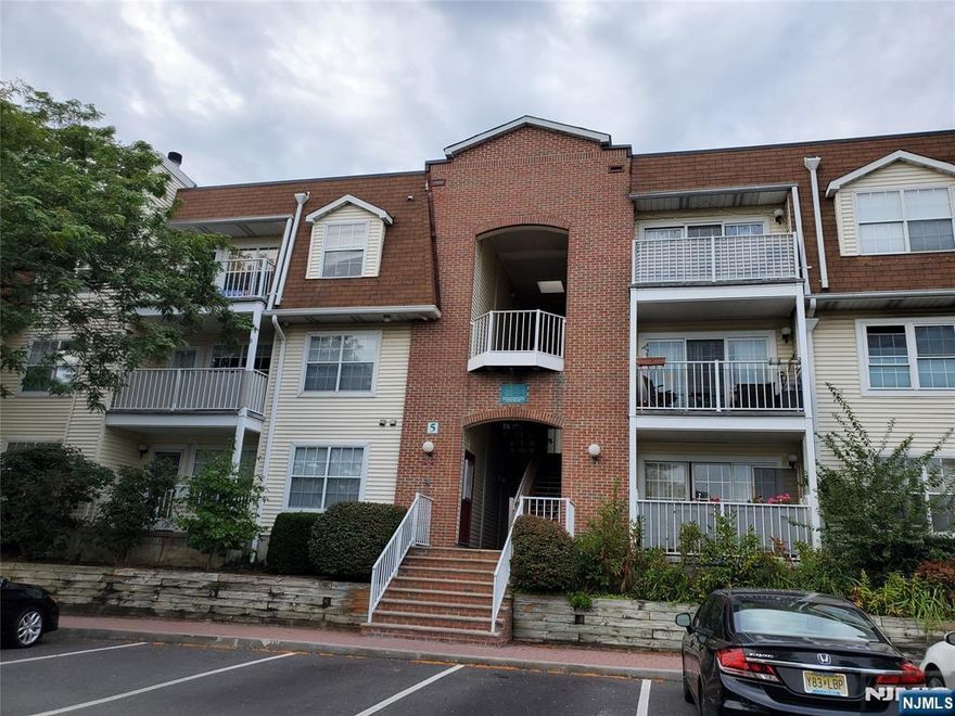 IMMACULATE, BRIGHT, SOUTHEAST WITH WOOD FLOORS AND FRESHLY PAINTED. BRISTOL MODEL IN PRINSTINE CONDITION WITH A WONDERFUL LAYOUT. TERRACE, PERFECT FOR NYC COMMUTER, POOL/SURVEILLANCE CAMERA/PARKING/WALKT TO TRADER JOE'S, WHOLE FOODS, LOCAL SHOPS AND NYC TRANSPORTATION. W/D IN UNIT.