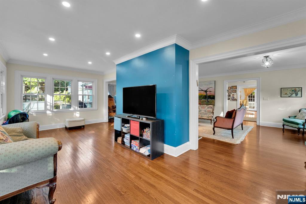 833 Salem Avenue