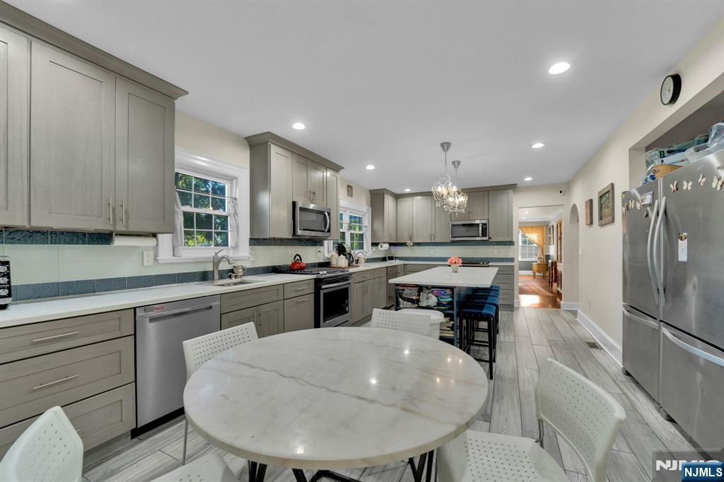 833 Salem Avenue