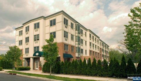Photo of 333 Willow ST #103, Teaneck, NJ 07666 (MLS # 26018295)