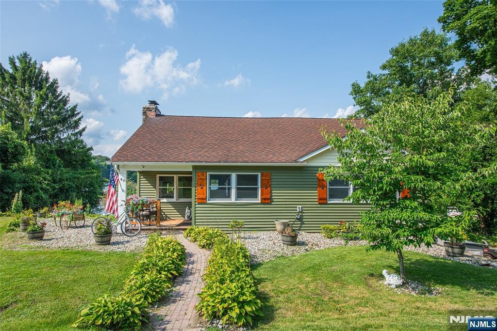 48 Lakeside Avenue