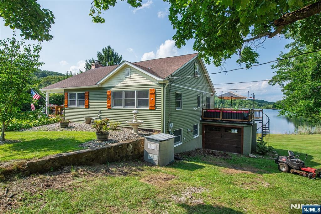 48 Lakeside Avenue