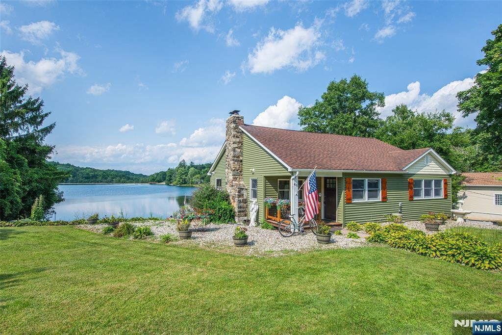 48 Lakeside Avenue