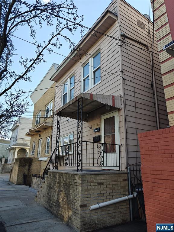 318 N 10th Street, Newark, New Jersey - 6 Bedrooms  
3 Bathrooms  
13 Rooms - 