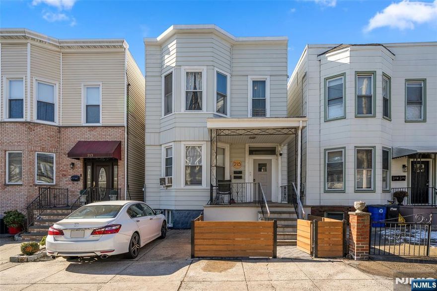 Renovated rental featuring new floors, finished ceilings, and fresh paint throughout. High 9-foot ceilings with recessed lighting bring in great light and an open feel. Brand new washer and dryer included in the unit. Excellent Weehawken location with easy access to public transportation. Close to buses to NYC, Light Rail, and the Weehawken Ferry, making commuting quick and convenient. Near shops, restaurants, and major routes. A great option for anyone looking for a modern space with an easy NYC commute.