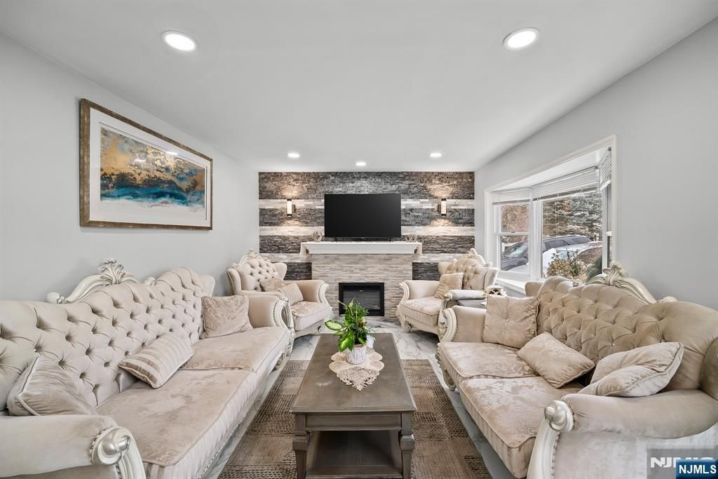 Photo of 201 Newark Pompton Turnpike, Wayne, NJ 07470 (MLS # 26004017)