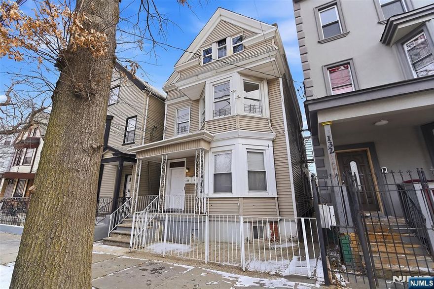 pacious and renovated 4-bedroom, 1-bath apartment offering generous room sizes and a bright, clean feel throughout. This well-maintained unit features a functional layout with ample natural light, comfortable living space, and good closet storage. Conveniently located near major transportation, shopping, schools, and local amenities. Ideal for those seeking space, value, and convenience.