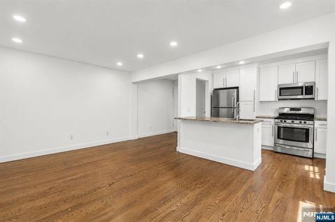 Photo of 2205 N Central Rd #3C, Fort Lee, NJ 07024 (MLS # 26020909)