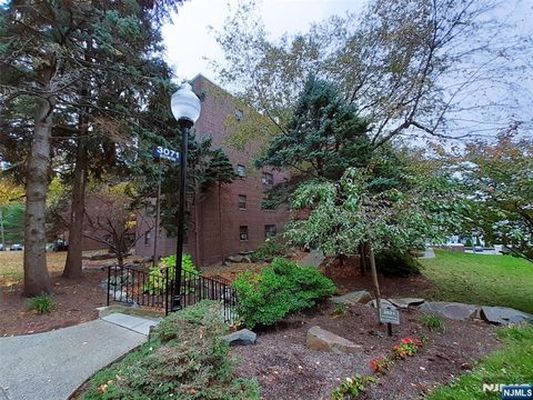 Photo of 3071 Edwin #5G, Fort Lee, NJ 07024 (MLS # 26021096)