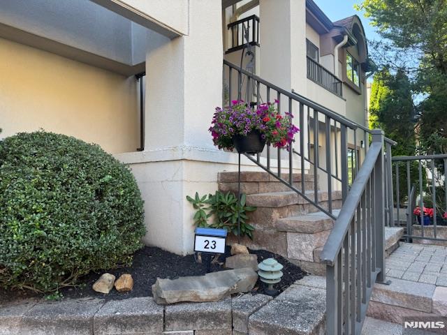 West Orange, New Jersey 07052, United States, 3 Bedrooms Bedrooms, ,3 BathroomsBathrooms,Residential,Pending,159021