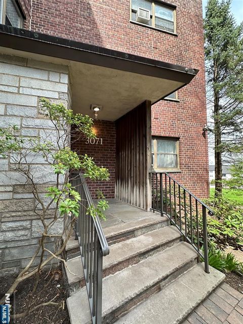 Photo of 3071 Edwin Avenue #5H, Fort Lee, NJ 07024 (MLS # 26013047)