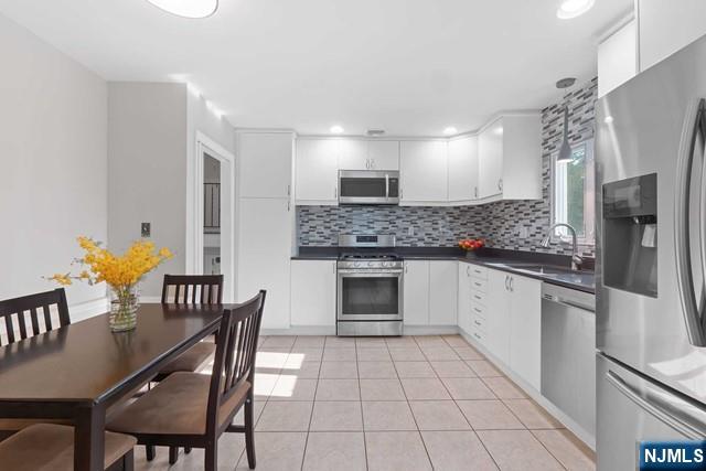Rental Property at 38 Berwyn Pl, Fair Lawn, New Jersey - Bedrooms: 3 
Bathrooms: 3 
Rooms: 7  - $4,500 MO.