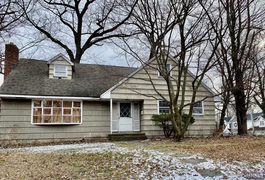 GREAT OPPORTUNITY IN DEMAREST! NEW LISTING IN AN IDEAL LOCATION IN THE DESIREABLE TOWN WITH LIMITED INVENTORY. PROPERTY IS CLOSE TO BLUE RIBBON SCHOOLS, PARKS, SHOPPING AND CENTER OF TOWN DUCK POND. PROPERTY IS IDEAL FOR A RENO OR A NEW BUILD. A MUST SEE!