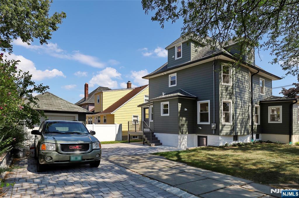 Hasbrouck Heights, New Jersey 07604, United States, 3 Bedrooms Bedrooms, ,5 BathroomsBathrooms,Residential,Pending,205022