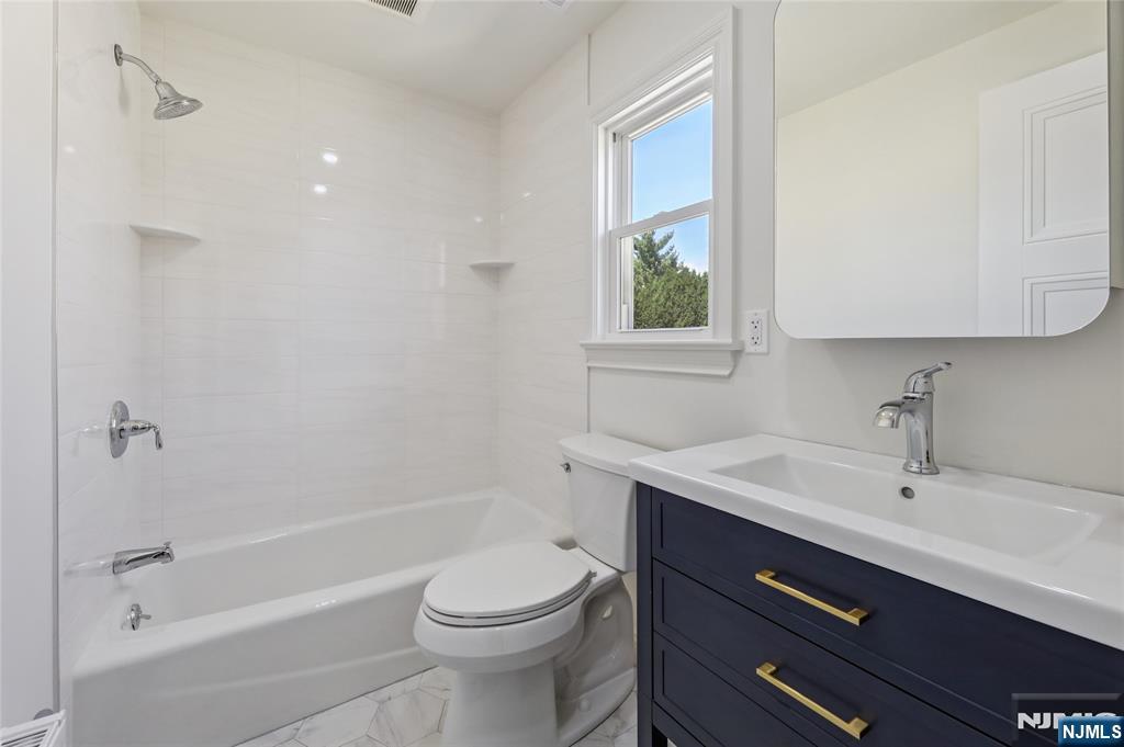 Hasbrouck Heights, New Jersey 07604, United States, 3 Bedrooms Bedrooms, ,5 BathroomsBathrooms,Residential,Pending,205022