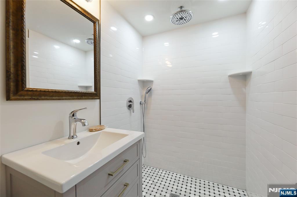 Hasbrouck Heights, New Jersey 07604, United States, 3 Bedrooms Bedrooms, ,5 BathroomsBathrooms,Residential,Pending,205022