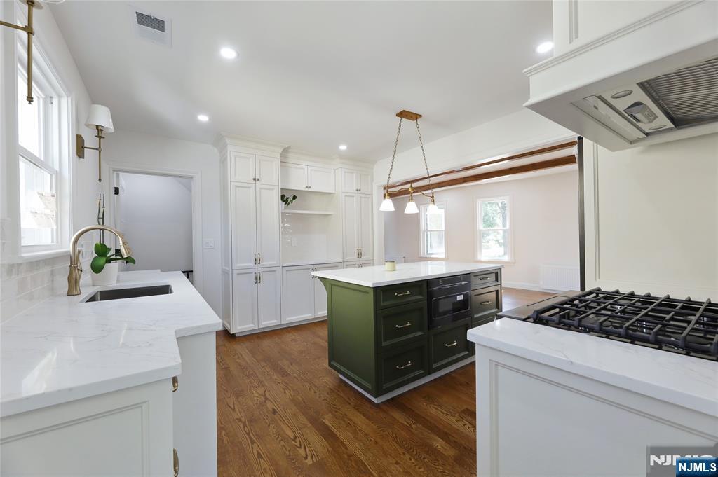 Hasbrouck Heights, New Jersey 07604, United States, 3 Bedrooms Bedrooms, ,5 BathroomsBathrooms,Residential,Pending,205022