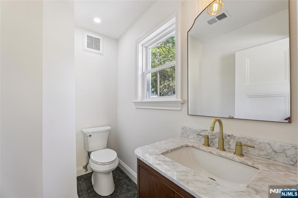 Hasbrouck Heights, New Jersey 07604, United States, 3 Bedrooms Bedrooms, ,5 BathroomsBathrooms,Residential,Pending,205022