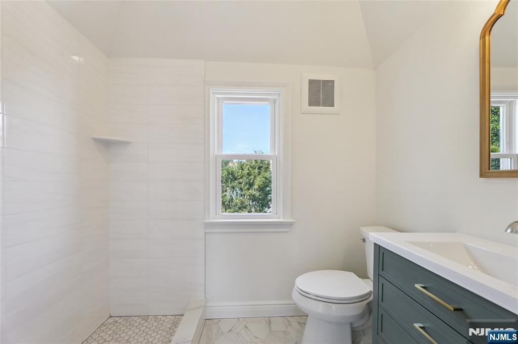 Hasbrouck Heights, New Jersey 07604, United States, 3 Bedrooms Bedrooms, ,5 BathroomsBathrooms,Residential,Pending,205022