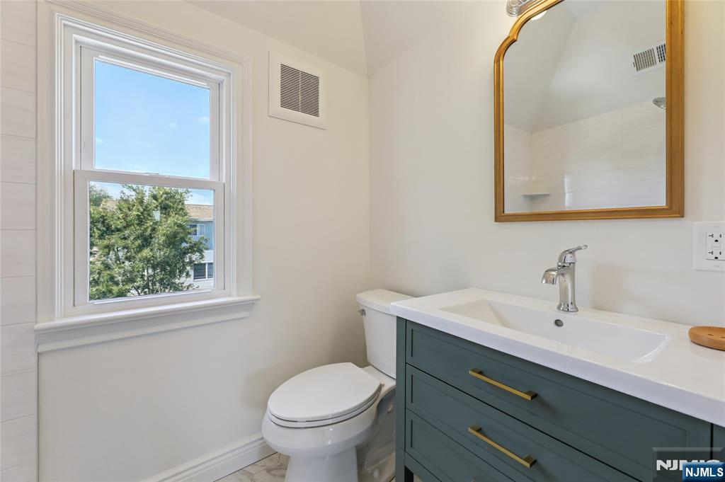 Hasbrouck Heights, New Jersey 07604, United States, 3 Bedrooms Bedrooms, ,5 BathroomsBathrooms,Residential,Pending,205022