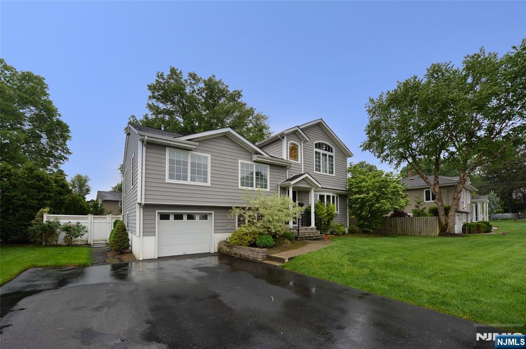 4010 Terhune Pl, Fair Lawn, New Jersey - 4 Bedrooms  
4 Bathrooms  
9 Rooms - 