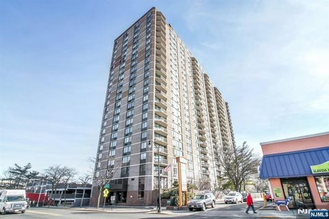 Photo of 770 Anderson Ave #2G, Cliffside Park, NJ 07010 (MLS # 26005031)