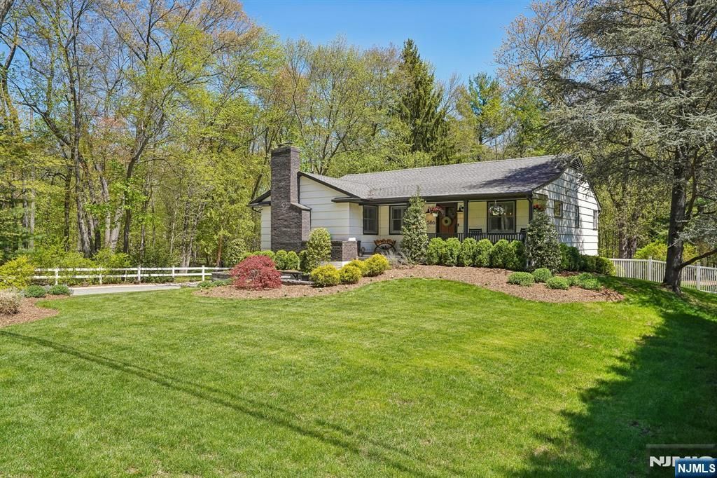 Photo of 586 Sparrowbush Road, Wyckoff, NJ 07481 (MLS # 26013323)