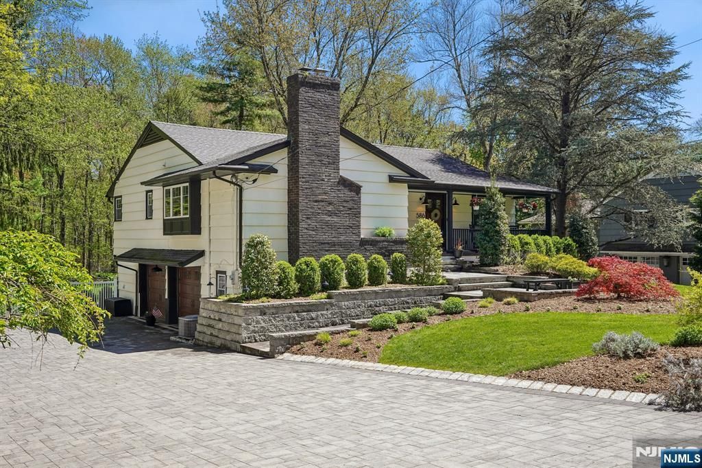 Photo of 586 Sparrowbush Road, Wyckoff, NJ 07481 (MLS # 26013323)