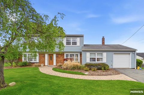 Photo of 30 Whittier Lane, Oakland, NJ 07436 (MLS # 26018021)