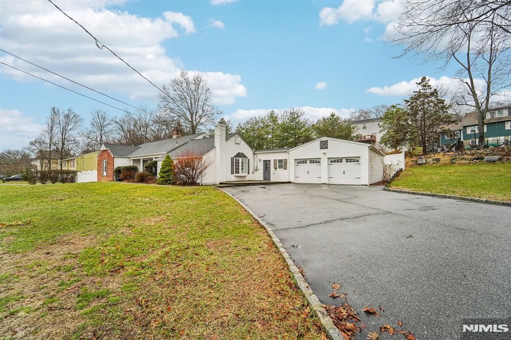 Photo of 51 Catherine Street, Bloomingdale, NJ 07403 (MLS # 26009244)